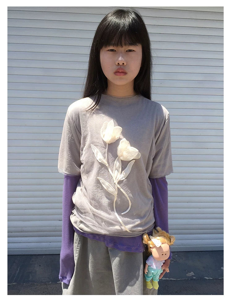 Graues T-Shirt mit Blumen-Mesh in Lagenoptik und kurzen Ärmeln