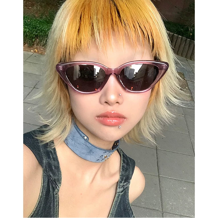 Cat-Eye-Sonnenbrille mit transparentem Rahmen — getragen ; Rahmen- und Glasdetails