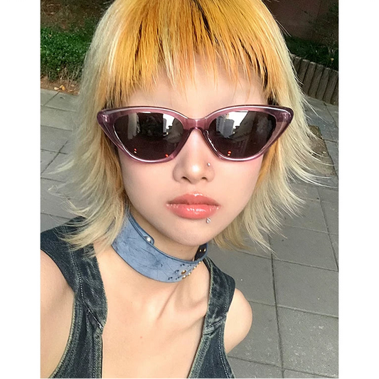 Cat-Eye-Sonnenbrille mit transparentem Rahmen — getragen ; Rahmen- und Glasdetails