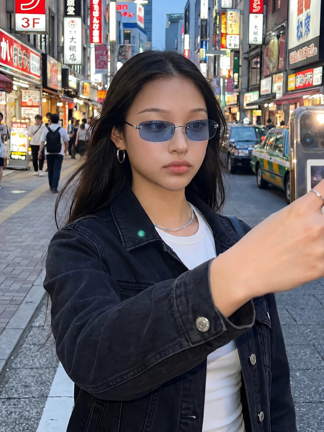 Lunettes de soleil rectangulaires sans monture en métal — porté avec denim ; détails de la monture et des verres