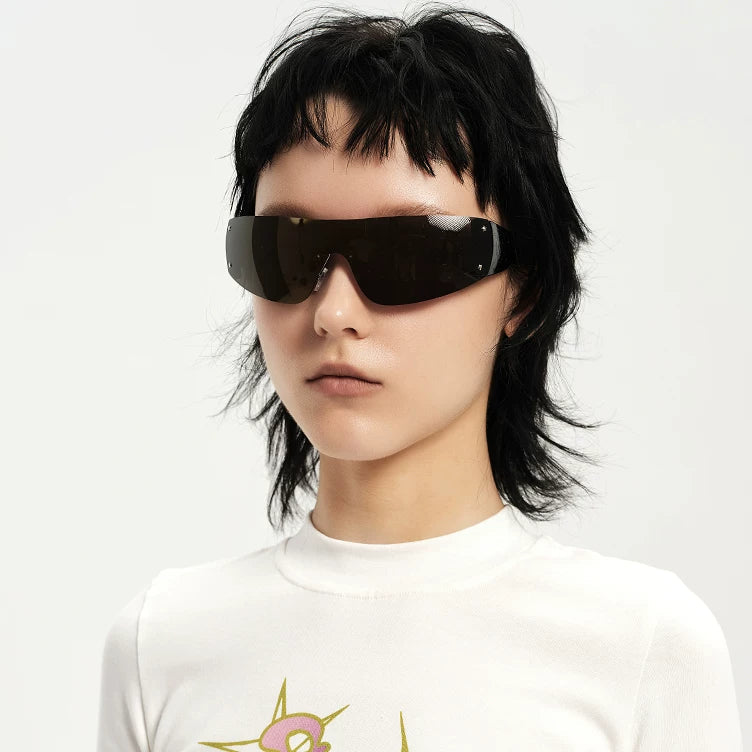 Lunettes de soleil masque à détails étoilés — coloris noir ; porté