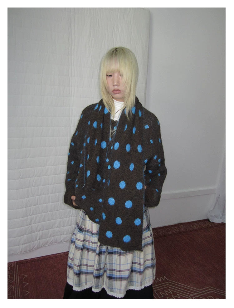 Brauner Strick-Cardigan mit Polka-Dot-Muster und Schal