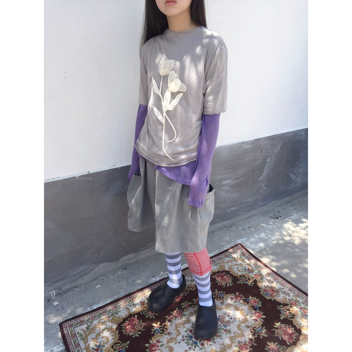 Graues T-Shirt mit Blumen-Mesh in Lagenoptik und kurzen Ärmeln