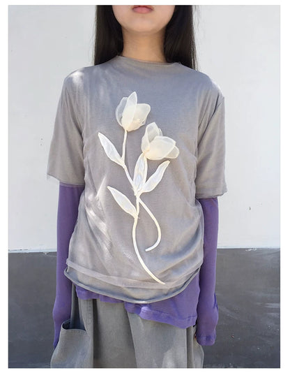 Graues T-Shirt mit Blumen-Mesh in Lagenoptik und kurzen Ärmeln