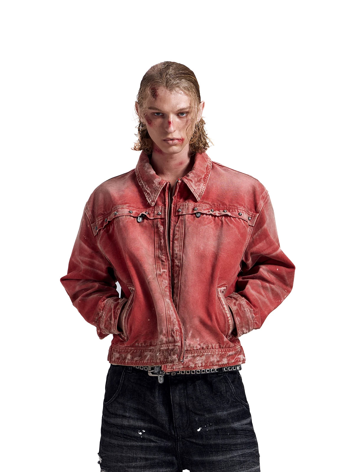 Model in gewaschener roter Jacke, Frontalansicht bis zur Taille