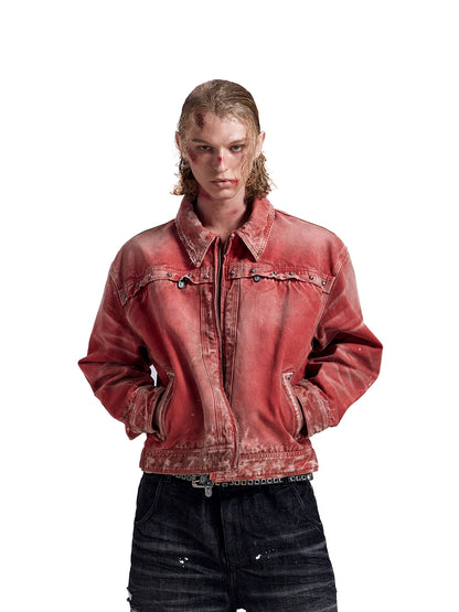 Model in gewaschener roter Jacke, Frontalansicht bis zur Taille