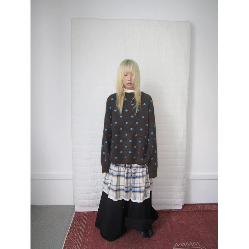 Brauner Strick-Cardigan mit Polka-Dot-Muster und Schal