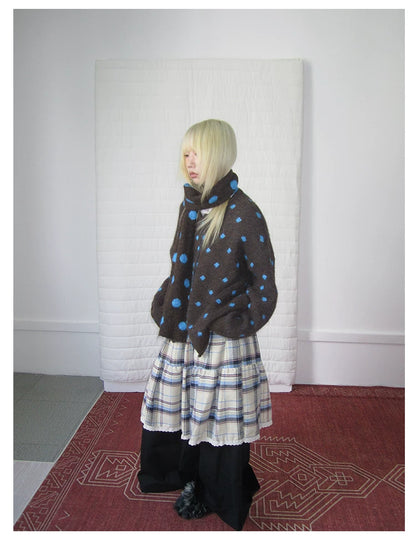 Brauner Strick-Cardigan mit Polka-Dot-Muster und Schal