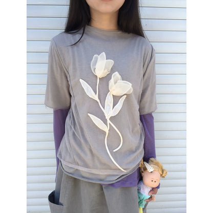 Graues T-Shirt mit Blumen-Mesh in Lagenoptik und kurzen Ärmeln
