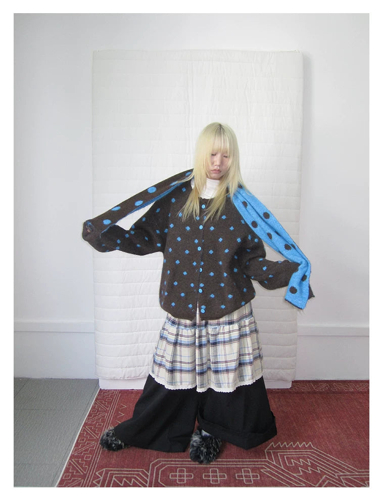 Brauner Strick-Cardigan mit Polka-Dot-Muster und Schal