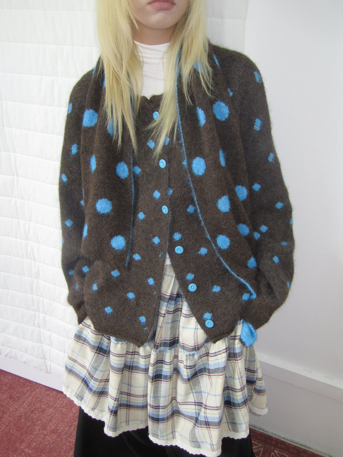 Brauner Strick-Cardigan mit Polka-Dot-Muster und Schal