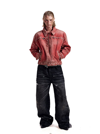 Model in gewaschener roter Jacke und dunkler Jeans, Vorderansicht