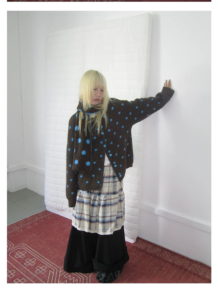 Brauner Strick-Cardigan mit Polka-Dot-Muster und Schal