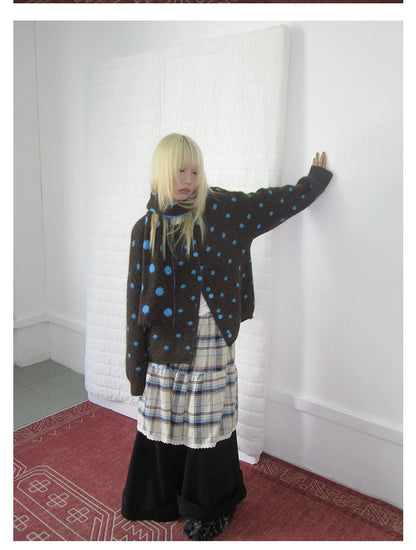 Brauner Strick-Cardigan mit Polka-Dot-Muster und Schal