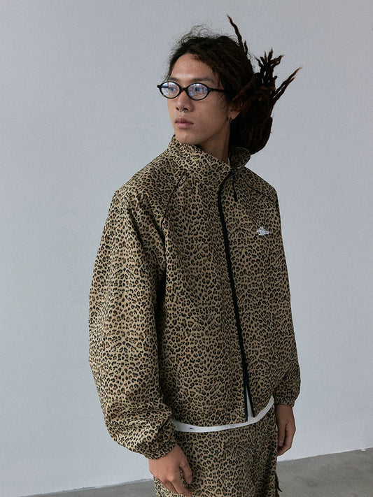 Casaco com Gola Alta Estampado de Leopardo