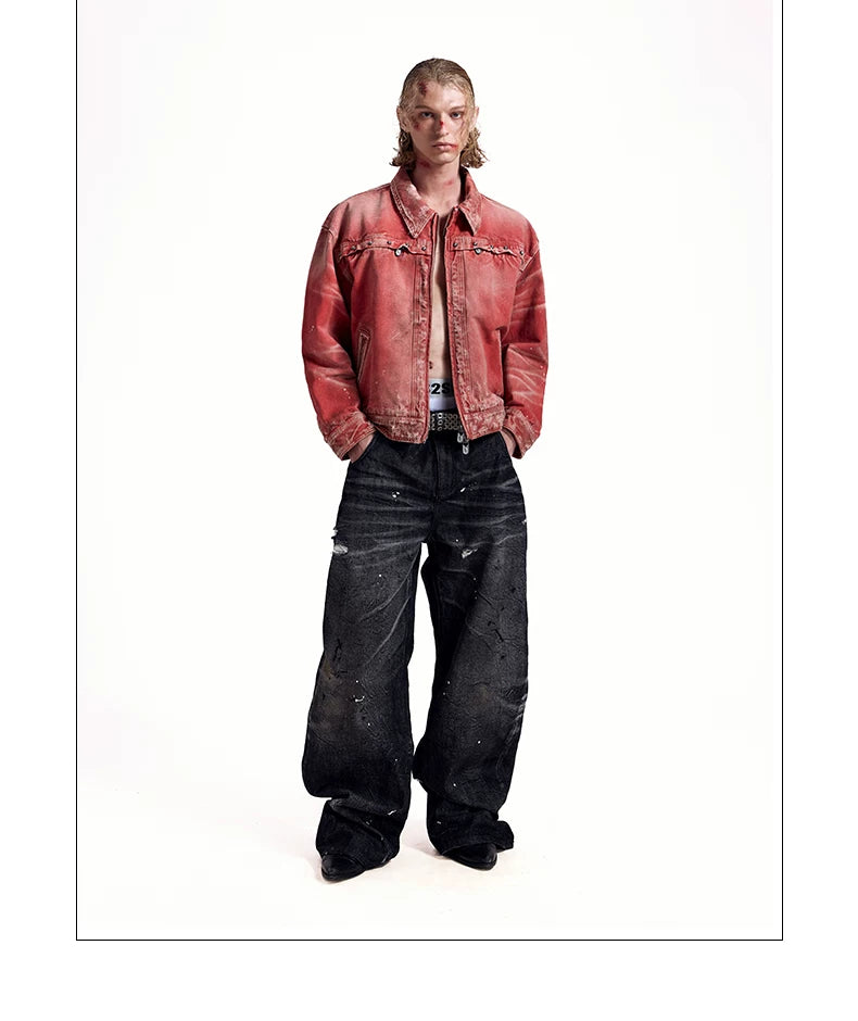 Vorderansicht der Jacke mit den Händen in den Taschen