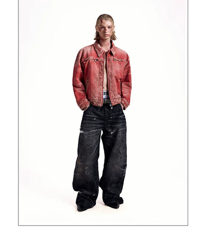 Vorderansicht der Jacke mit den Händen in den Taschen