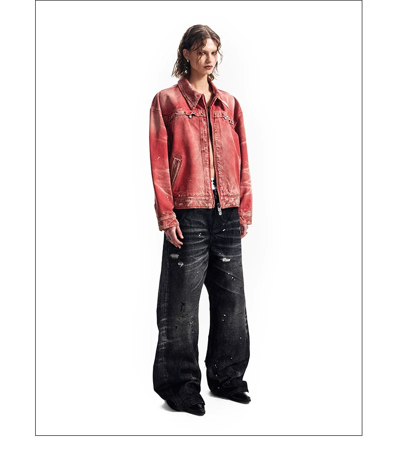 Dreiviertelansicht eines Models in gewaschener roter Jacke