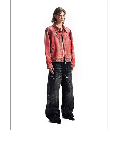 Dreiviertelansicht eines Models in gewaschener roter Jacke