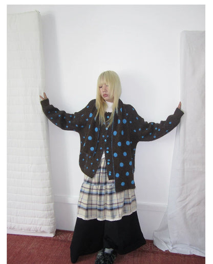 Brauner Strick-Cardigan mit Polka-Dot-Muster und Schal