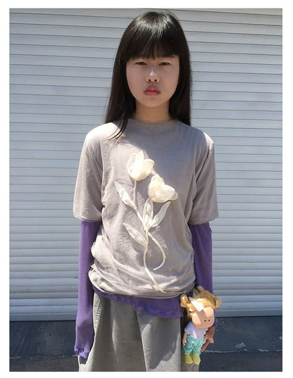Graues T-Shirt mit Blumen-Mesh in Lagenoptik und kurzen Ärmeln