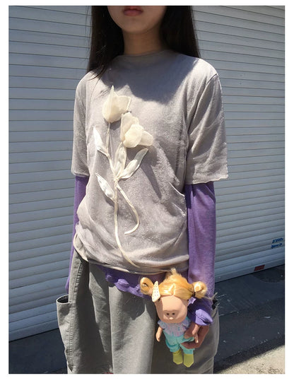 Graues T-Shirt mit Blumen-Mesh in Lagenoptik und kurzen Ärmeln