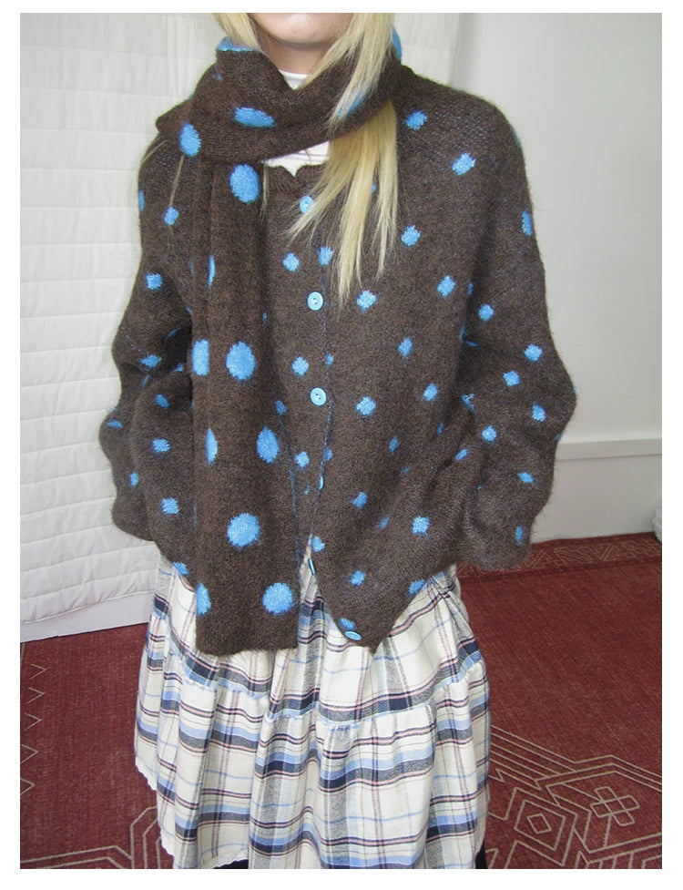 Brauner Strick-Cardigan mit Polka-Dot-Muster und Schal