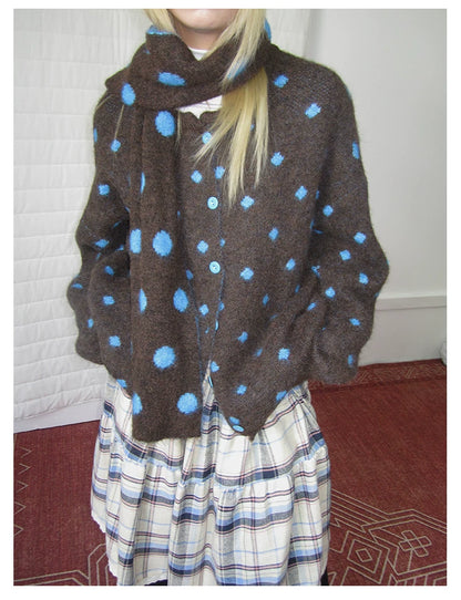 Brauner Strick-Cardigan mit Polka-Dot-Muster und Schal