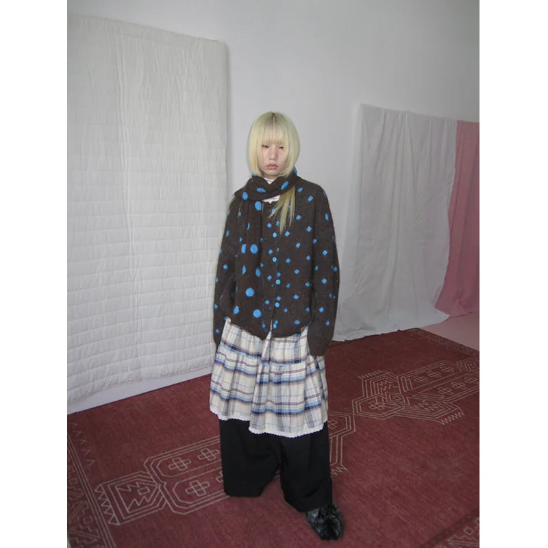Brauner Strick-Cardigan mit Polka-Dot-Muster und Schal