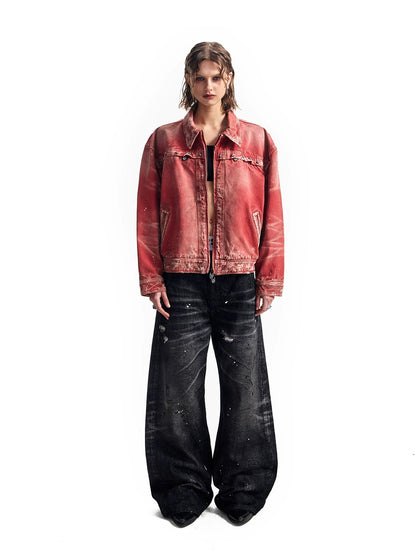 Ganzkörperansicht eines Models in gewaschener roter Jacke