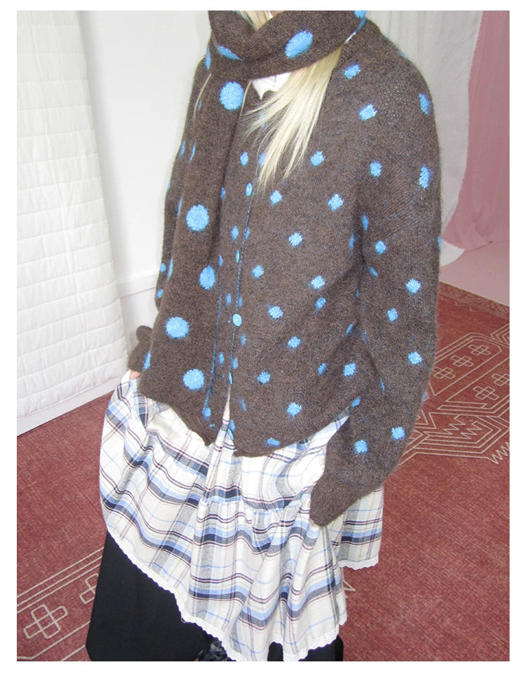 Brauner Strick-Cardigan mit Polka-Dot-Muster und Schal
