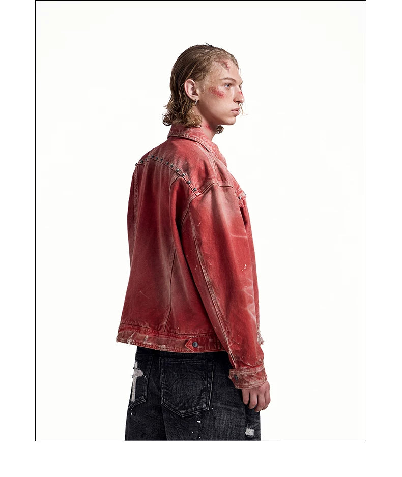 Seitenansicht eines Models in gewaschener roter Jacke