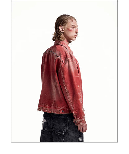 Seitenansicht eines Models in gewaschener roter Jacke