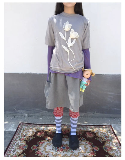 Graues T-Shirt mit Blumen-Mesh in Lagenoptik und kurzen Ärmeln