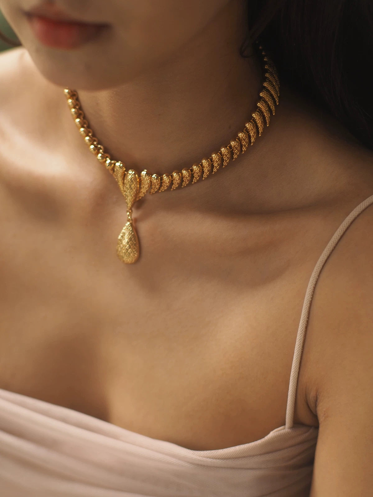 Vintage Hammered Bow Lace Detail Pendant Necklace