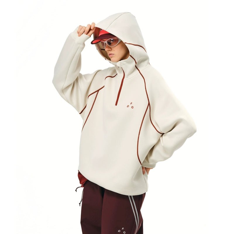 Sweat à capuche Retro-Core à demi-zip avec passepoils rouges, pantalon bordeaux, casquette rouge et lunettes de soleil