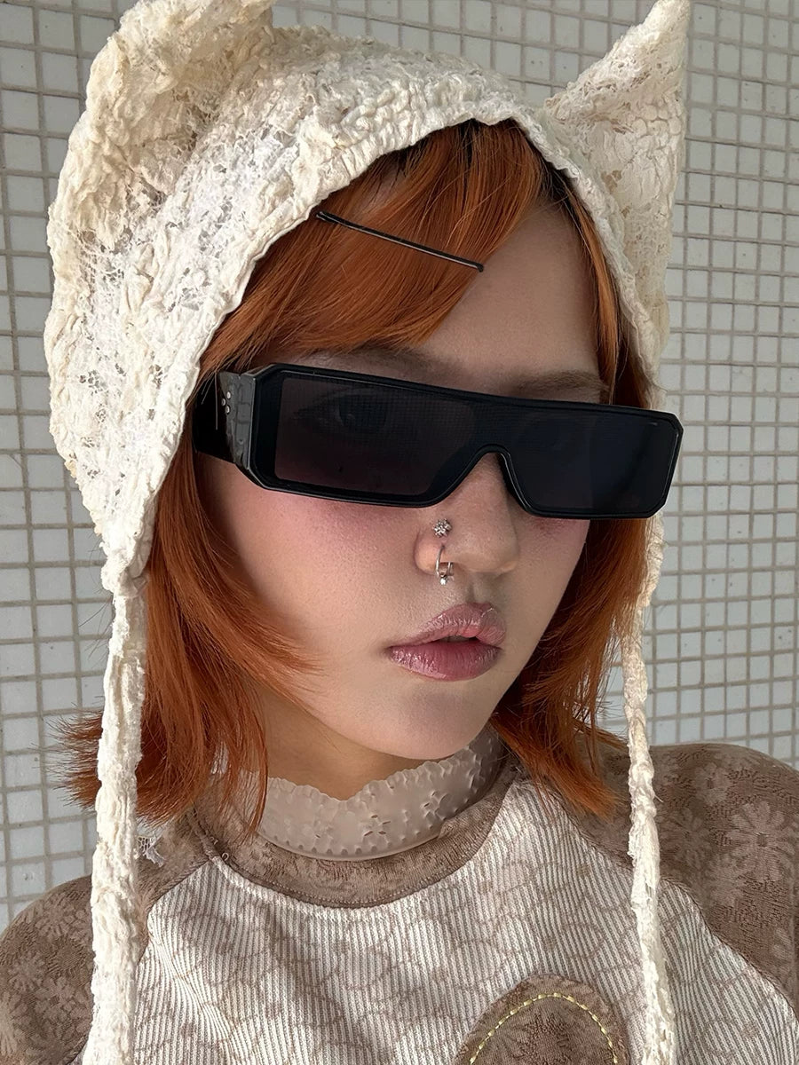 Lunettes de soleil visière rectangulaires noires — coloris noir ; porté