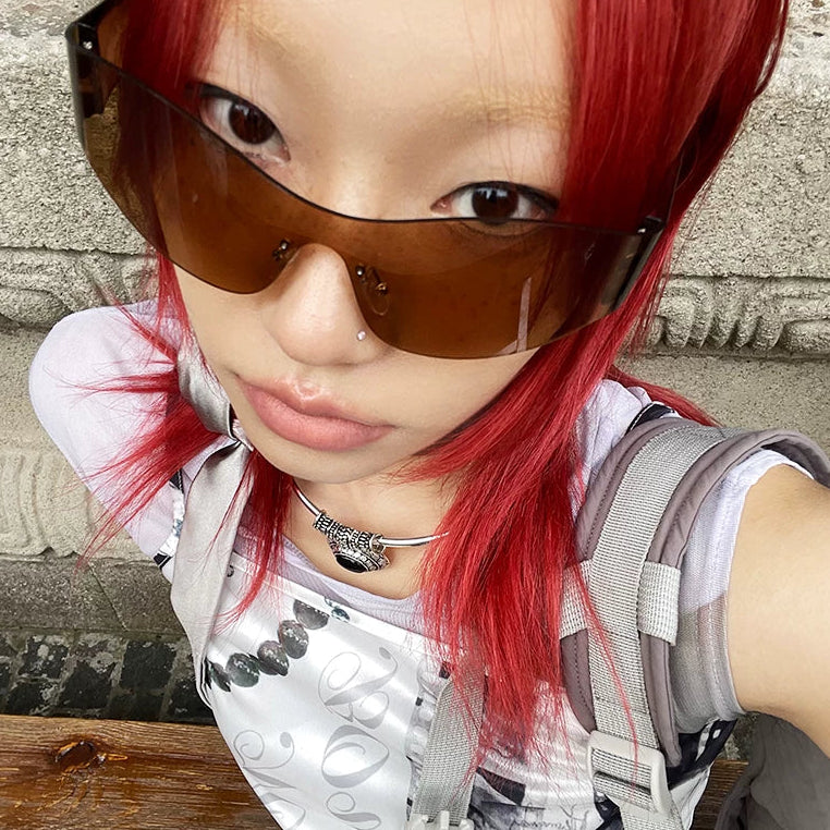 Lunettes de soleil courbées sans monture — coloris marron ; porté