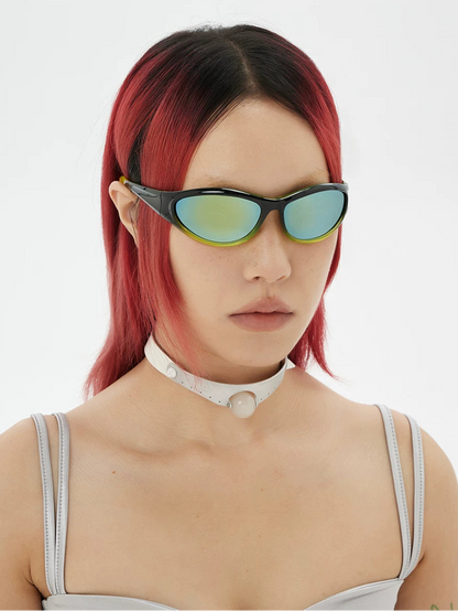 Lunettes de soleil ovales futuristes — porté ; détails de la monture et des verres