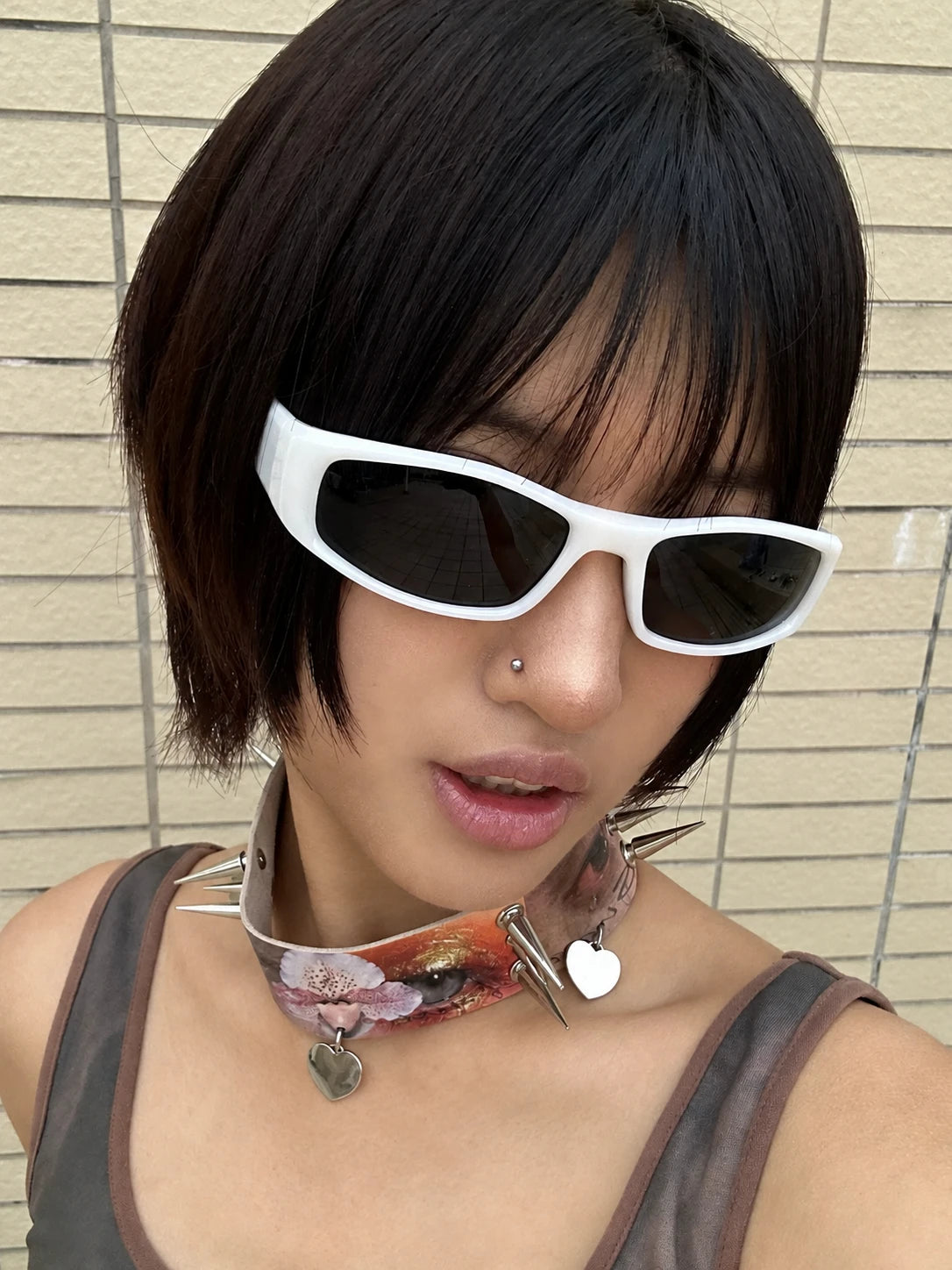 Lunettes de soleil rectangulaires futuristes — porté ; détails de la monture et des verres