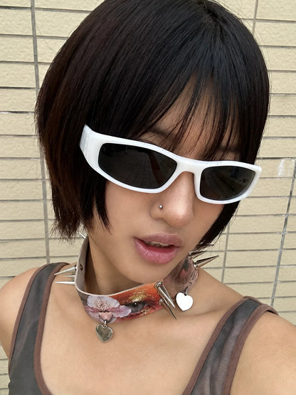 Lunettes de soleil rectangulaires futuristes — porté ; détails de la monture et des verres