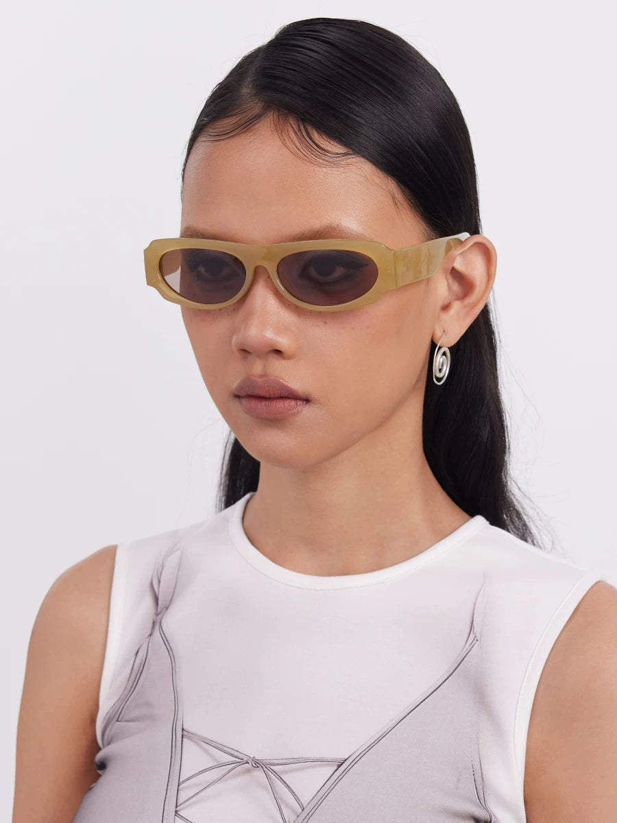Lunettes de soleil carrées futuristes — coloris marron ; porté ; vue en trois-quarts