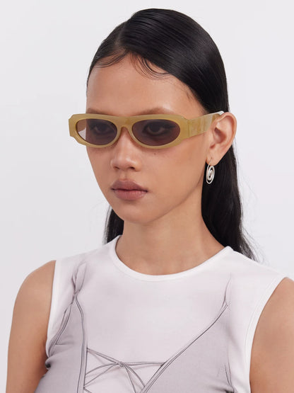Lunettes de soleil carrées futuristes — coloris marron ; porté ; vue en trois-quarts