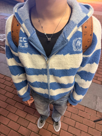 Sweater com capuz e fecho de correr às riscas