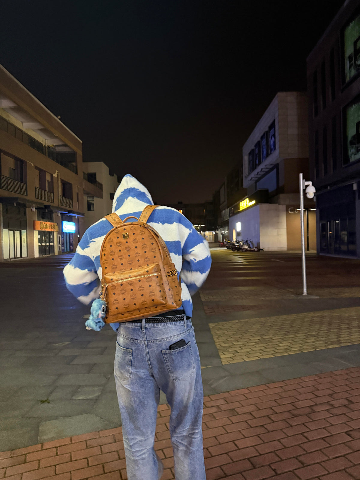 Sweater com capuz e fecho de correr às riscas