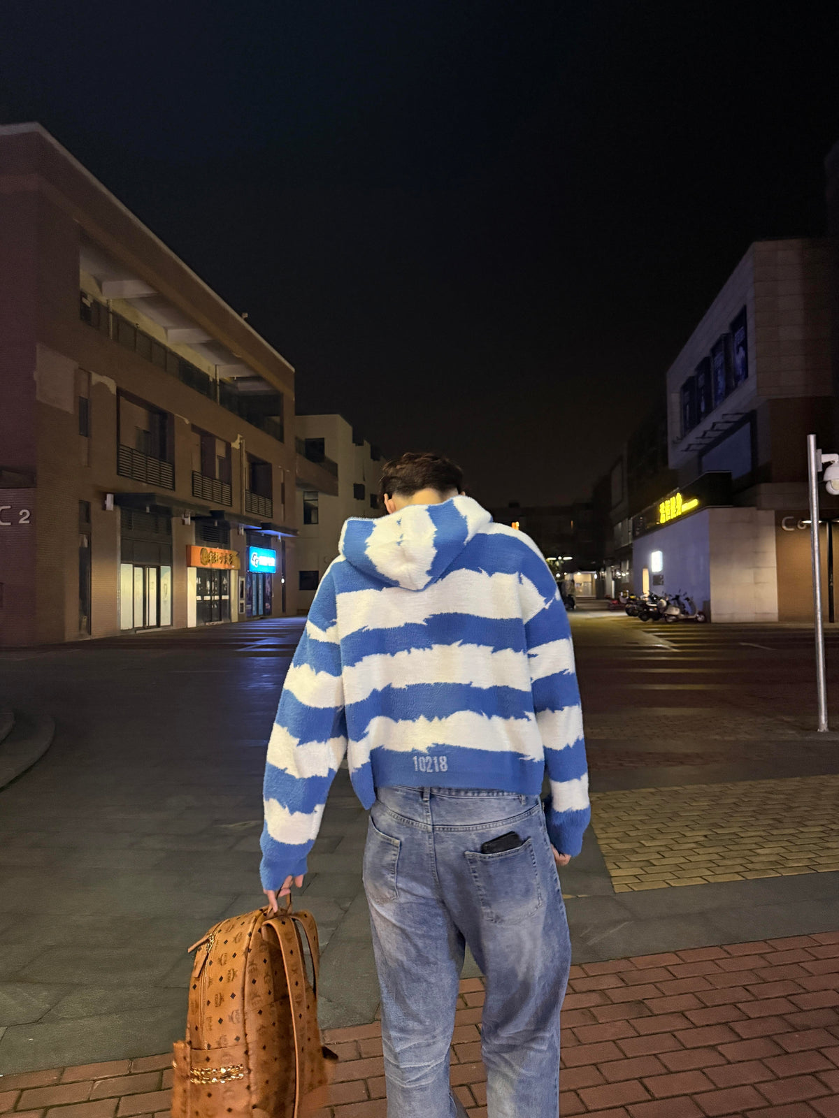 Sweater com capuz e fecho de correr às riscas