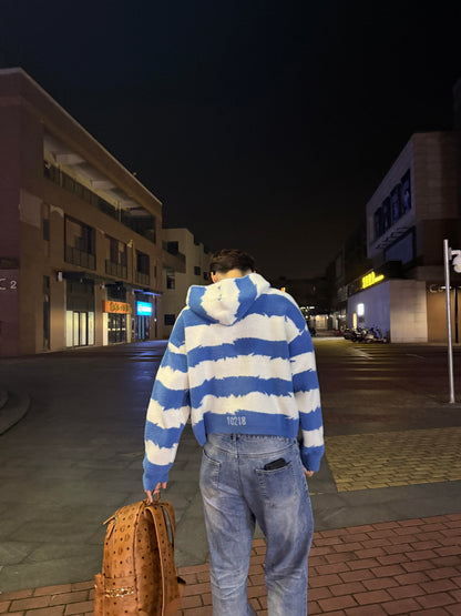 Sweater com capuz e fecho de correr às riscas