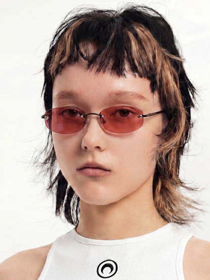 Lunettes de soleil rectangulaires sans monture en métal — porté ; détails de la monture et des verres