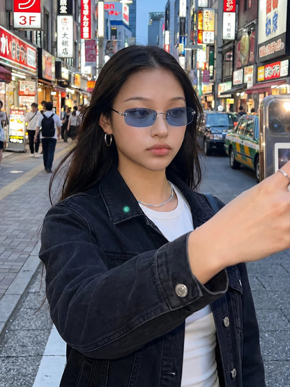 Lunettes de soleil rectangulaires sans monture en métal — porté avec denim ; détails de la monture et des verres