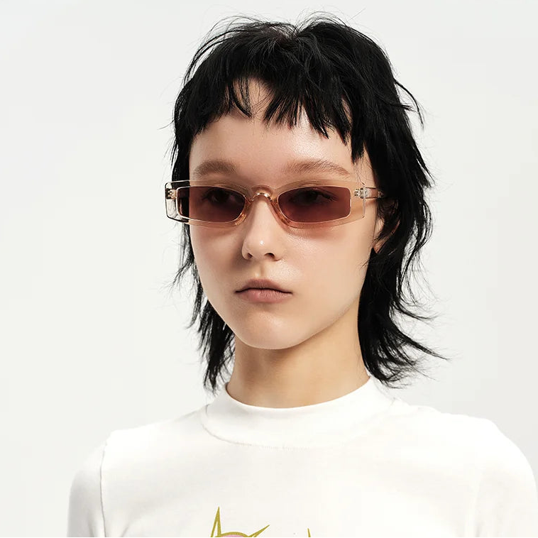 Schmale rechteckige Sonnenbrille — getragen ; Rahmen- und Glasdetails